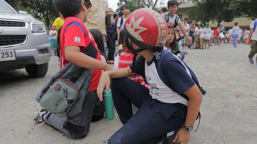 Viele Menschen, darunter auch zahlreiche Schüler, gerieten in Panik. Viele Menschen, darunter auch zahlreiche Schüler, gerieten in Panik.