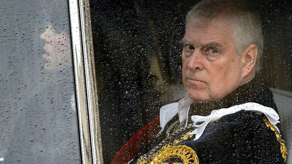 Prinz Andrew zieht sich weiter aus dem Königshaus zurück. Prinz Andrew zieht sich weiter aus dem Königshaus zurück.