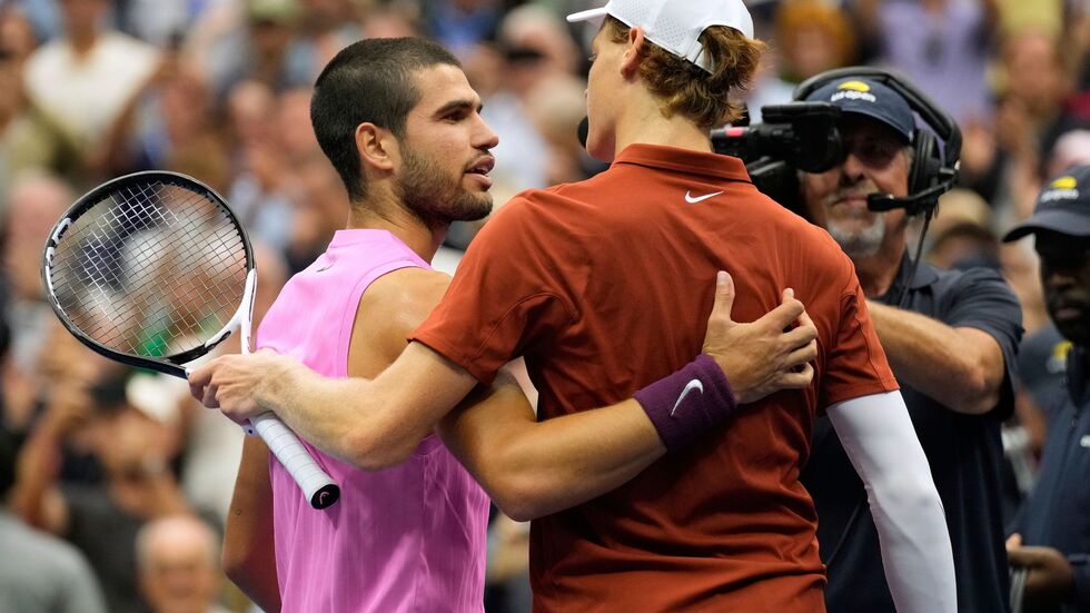 Carlos Alcaraz (l) setzte sich im US-Open-Finale in vier Sätzen gegen Jannik Sinner (r) durch.
