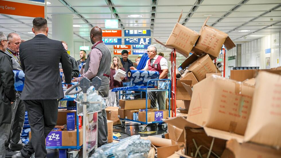 Am Flughafen wurden Snacks und Getränke an die Gestrandeten verteilt. Am Flughafen wurden Snacks und Getränke an die Gestrandeten verteilt.