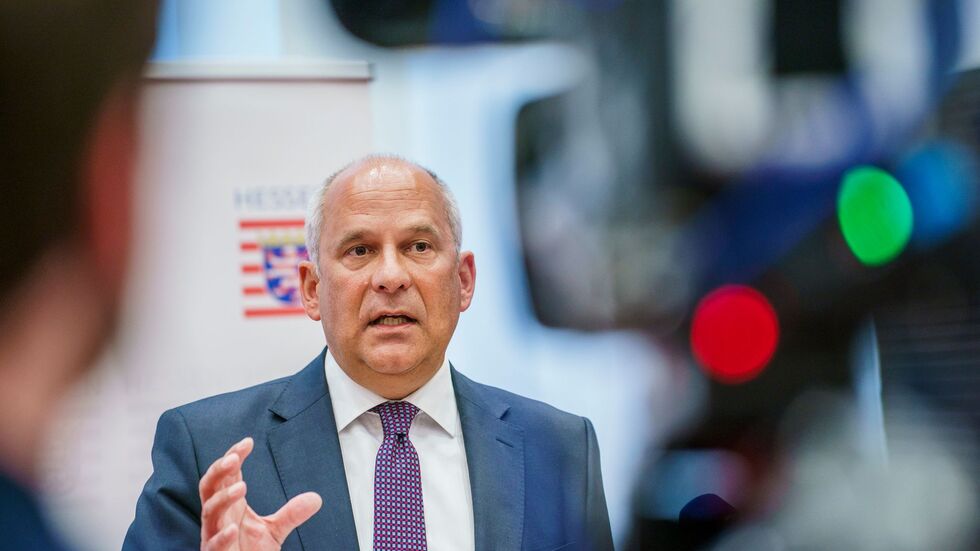 Hessens Innenminister Roman Poseck (CDU) behält die weiteren Ermittlungen gegen 17 Frankfurter Polizisten im Blick. Hessens Innenminister Roman Poseck (CDU) behält die weiteren Ermittlungen gegen 17 Frankfurter Polizisten im Blick.