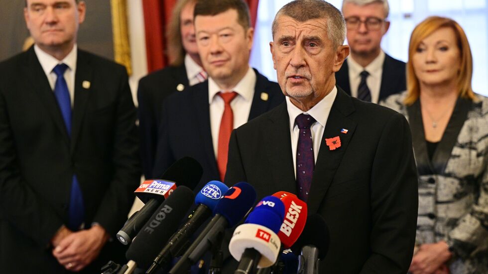 Andrej Babis (vorne), tschechischer Milliardär und Gründer der Partei ANO, hat in Prag einen Koalitionsvertrag mit den Vorsitzenden der ultrarechten Freiheit und direkte Demokratie (SPD) und der Autofahrerpartei Motoristen unterzeichnet. Andrej Babis (vorne), tschechischer Milliardär und Gründer der Partei ANO, hat in Prag einen Koalitionsvertrag mit den Vorsitzenden der ultrarechten Freiheit und direkte Demokratie (SPD) und der Autofahrerpartei Motoristen unterzeichnet.