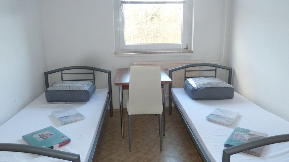 (Symbol­bild/Archiv: das Zimmer einer Flücht­lings­un­ter­kunft) (Symbolbild/Archiv: das Zimmer einer Flüchtlingsunterkunft)