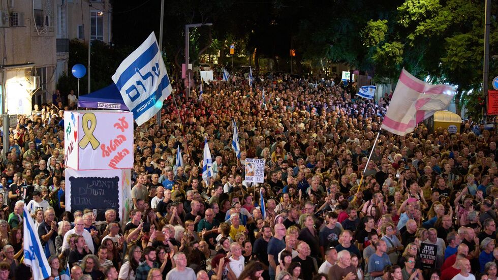 Schätzungen zufolge beteiligten sich etwa 150.000 Menschen an der Gedenkveranstaltung für den 1995 ermordeten damaligen israelischen Regierungschef Izchak Rabin. Schätzungen zufolge beteiligten sich etwa 150.000 Menschen an der Gedenkveranstaltung für den 1995 ermordeten damaligen israelischen Regierungschef Izchak Rabin.