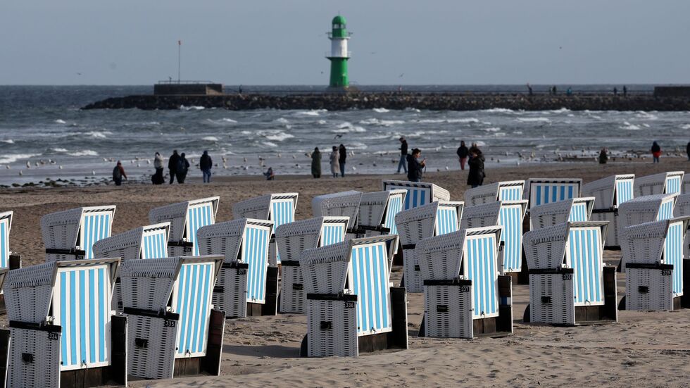 Ostseestrand in Warnemünde. Nicht überall blieben die Strandkörbe stehen Ostseestrand in Warnemünde. Nicht überall blieben die Strandkörbe stehen