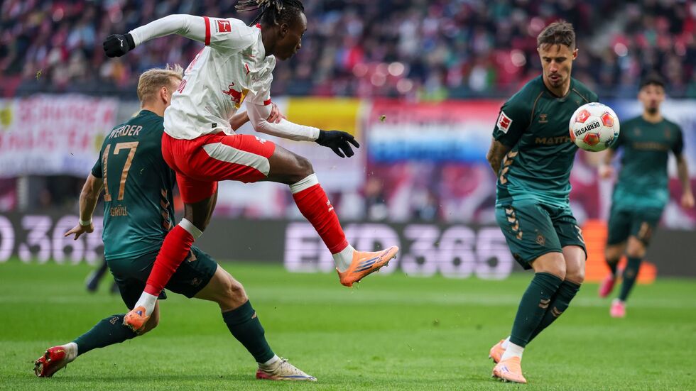 Yan Diomandé (M, RB Leipzig), Marco Grüll (l, Werder Bremen) und Marco Friedl (Werder Bremen) kämpfen um den Ball. Yan Diomandé (M, RB Leipzig), Marco Grüll (l, Werder Bremen) und Marco Friedl (Werder Bremen) kämpfen um den Ball.