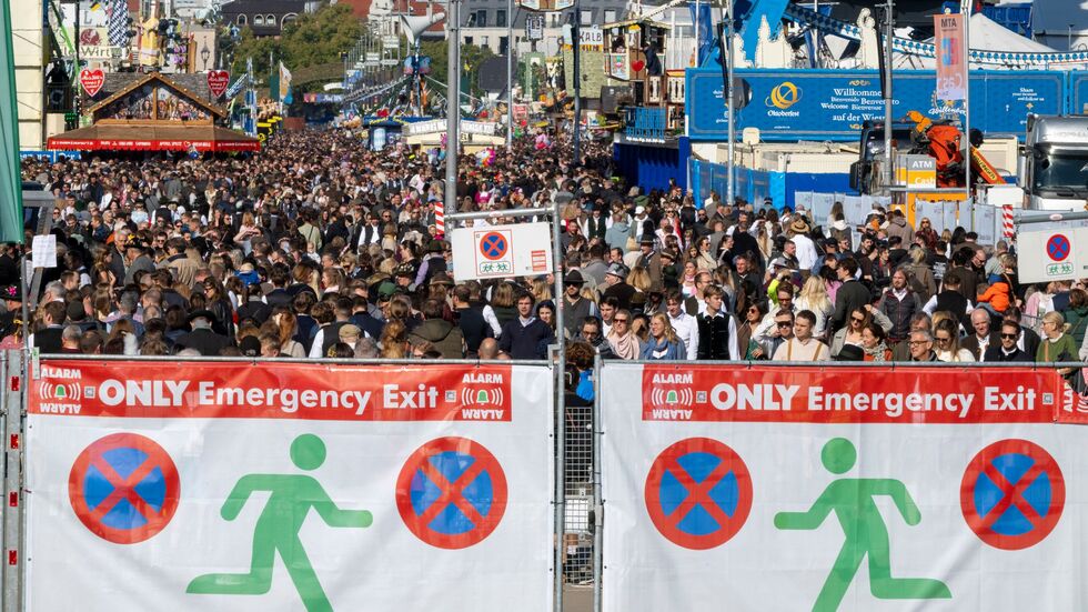 Der Andrang ist so groß, dass der Einlass zeitweise geschlossen wird.