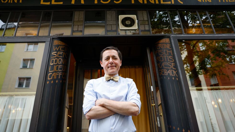 Vincent Moissonnier steht vor seinem Sterne-Bistro «Le Moissonnier», einem kleinen Stück Paris mitten in Köln. Vincent Moissonnier steht vor seinem Sterne-Bistro «Le Moissonnier», einem kleinen Stück Paris mitten in Köln.