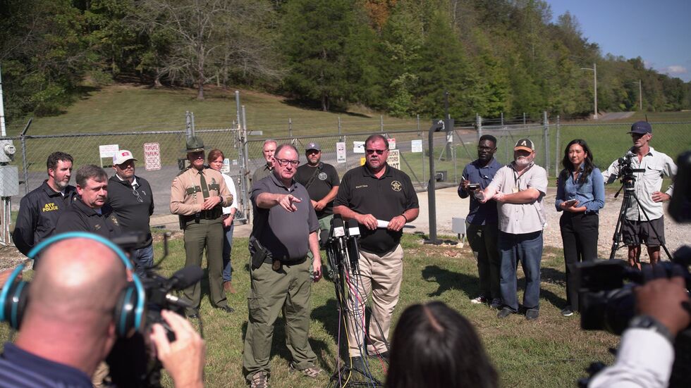 Der Sheriff informiert die Presse laufend über neue Details der Ermittlungen. Der Sheriff informiert die Presse laufend über neue Details der Ermittlungen.