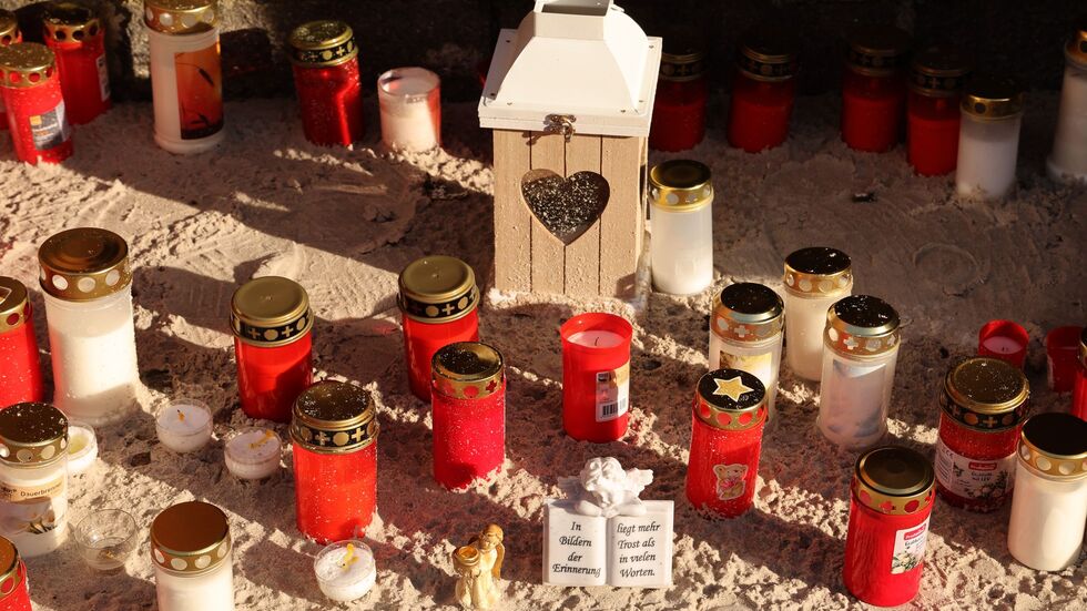 Viele Kerzen erinnern an den achtjährigen Fabian, der einem Gewaltverbrechen zum Opfer fiel. Viele Kerzen erinnern an den achtjährigen Fabian, der einem Gewaltverbrechen zum Opfer fiel.