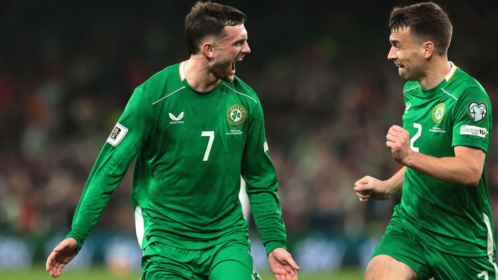 Troy Parrott (l) erzielte beide Tore für Irland.
