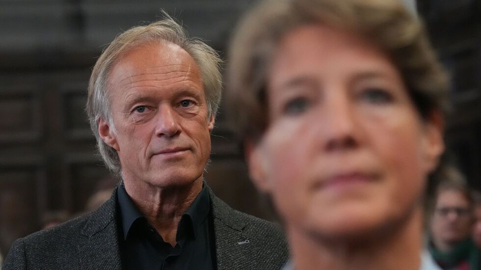 Der ehemalige Fernsehmoderator Gerhard Delling hat nach Aussage eines Zeugen angeboten, die Kinder von Glücksburg nach Hamburg zu fahren. Der ehemalige Fernsehmoderator Gerhard Delling hat nach Aussage eines Zeugen angeboten, die Kinder von Glücksburg nach Hamburg zu fahren.