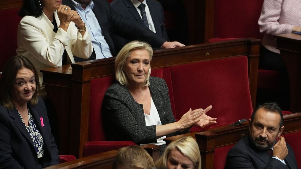 Le Pens rechtsnationale Partei hat einen Misstrauensantrag gegen die neue Regierung gestellt. Le Pens rechtsnationale Partei hat einen Misstrauensantrag gegen die neue Regierung gestellt.