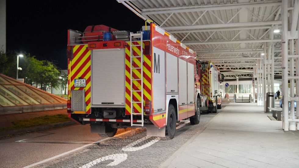 Auch die Feuerwehr ist am Flughafen im Einsatz. Auch die Feuerwehr ist am Flughafen im Einsatz.