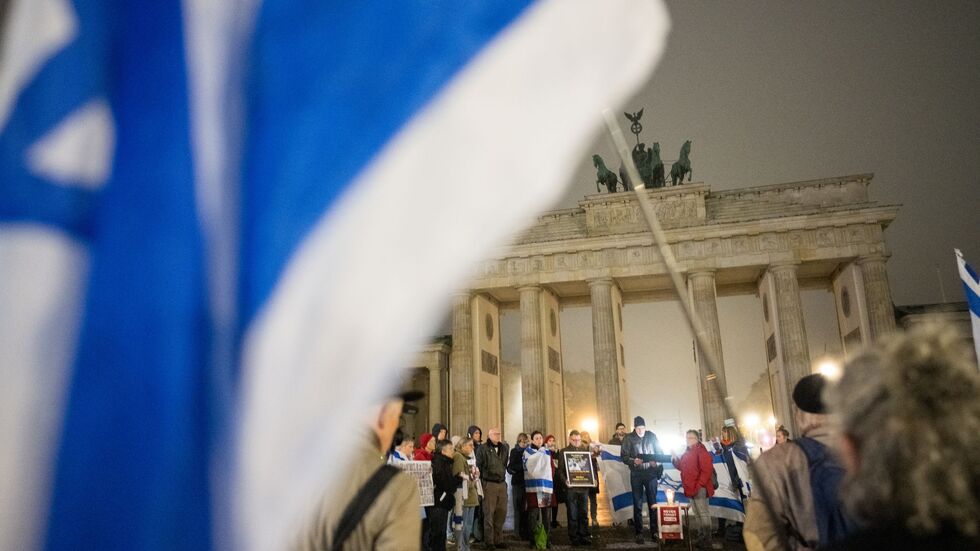 Menschen erinnern am Brandenburger Tor an die Opfer des 7. Oktober.