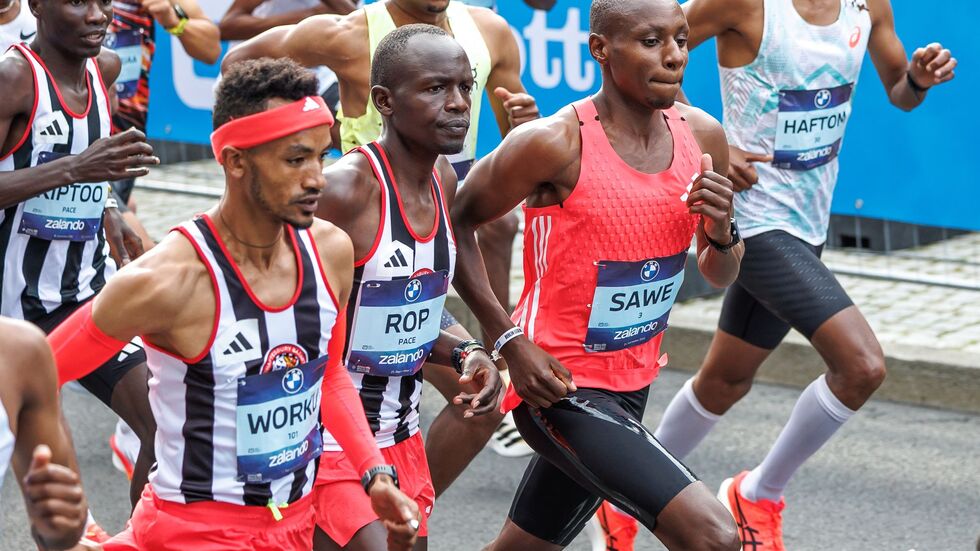 Favorit Sabastian Sawe (M) setzte sich schon früh im Berlin-Marathon ab.