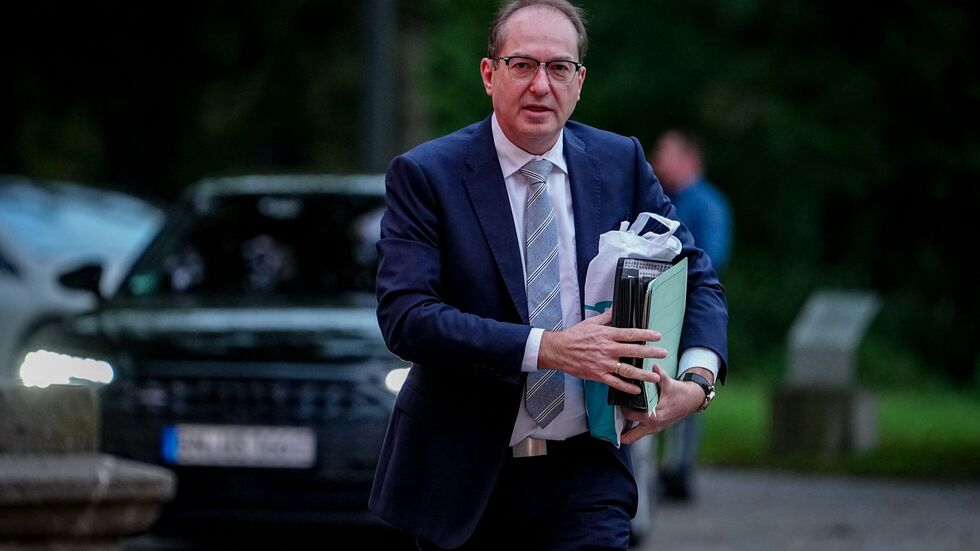 Alexander Dobrindt setzt auf eine Verschärfung der Asylpolitik. (Archivbild) Alexander Dobrindt setzt auf eine Verschärfung der Asylpolitik. (Archivbild)