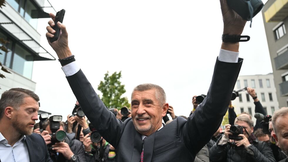 Der Vorsitzende der Oppositionsbewegung ANO, Andrej Babis, reagiert nach der Bekanntgabe des Wahlergebnisses. Der Vorsitzende der Oppositionsbewegung ANO, Andrej Babis, reagiert nach der Bekanntgabe des Wahlergebnisses.