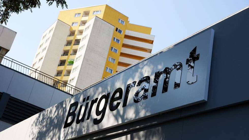 Die Gebühr für die Ausstellung eines Personalausweises soll für Menschen über 24 Jahre von 37 auf 46 Euro steigen. Die Gebühr für die Ausstellung eines Personalausweises soll für Menschen über 24 Jahre von 37 auf 46 Euro steigen.