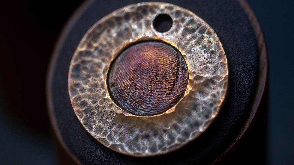 Öfter nachgefragt werden Schmuckstücke mit dem Fingerabdruck des Verstorbenen. (Archivbild) Öfter nachgefragt werden Schmuckstücke mit dem Fingerabdruck des Verstorbenen. (Archivbild)