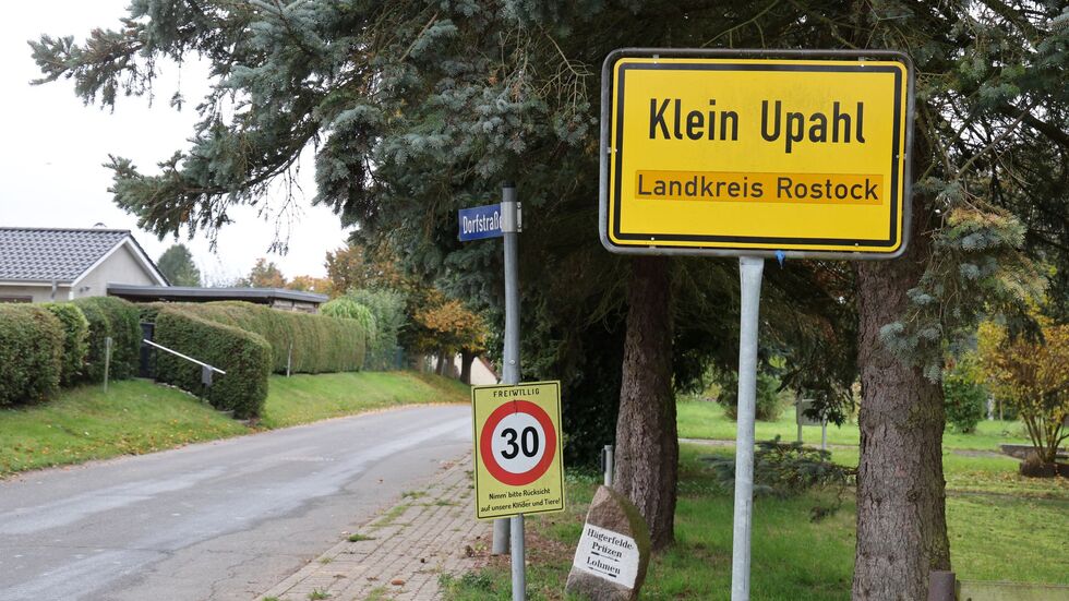 Nach umfangreicher Präsenz ist die Polizei inzwischen aus Klein Upahl abgezogen.  Nach umfangreicher Präsenz ist die Polizei inzwischen aus Klein Upahl abgezogen.