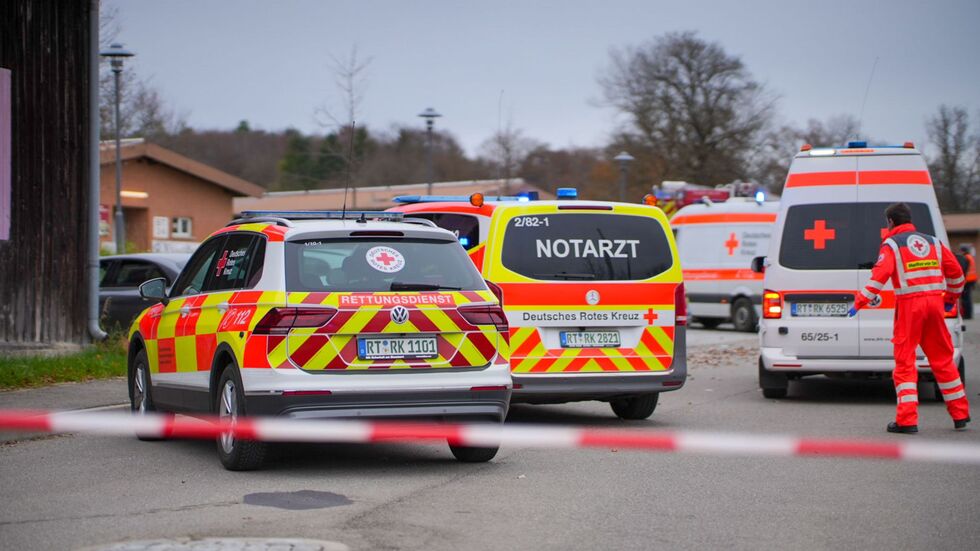 Mehrere Rettungskräfte eilten zu dem Unfallort. Mehrere Rettungskräfte eilten zu dem Unfallort.