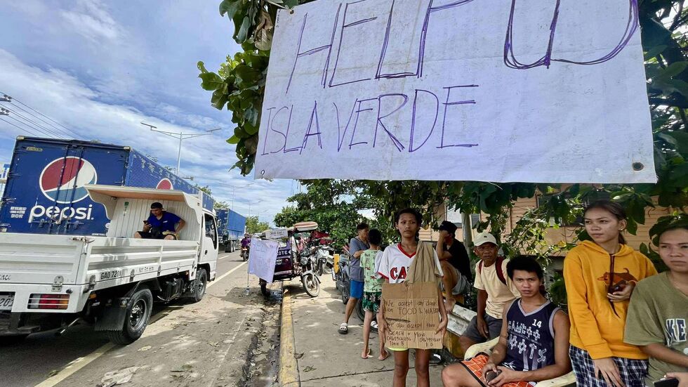 Verzweifelte Bürger hoffen nach den Überschwemmungen auf Hilfe. Verzweifelte Bürger hoffen nach den Überschwemmungen auf Hilfe.