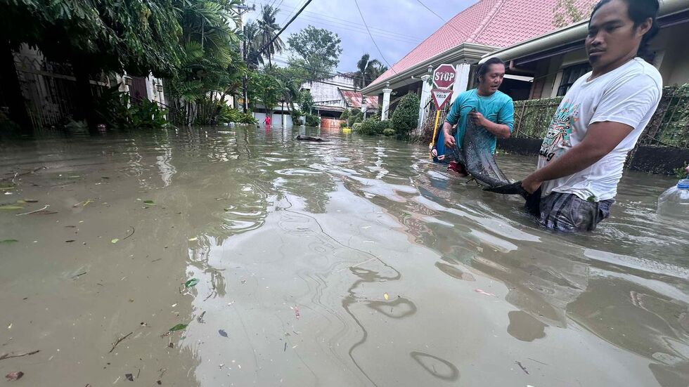 Die Menschen mussten teilweise durch hüfthohes Wasser waten. Die Menschen mussten teilweise durch hüfthohes Wasser waten.