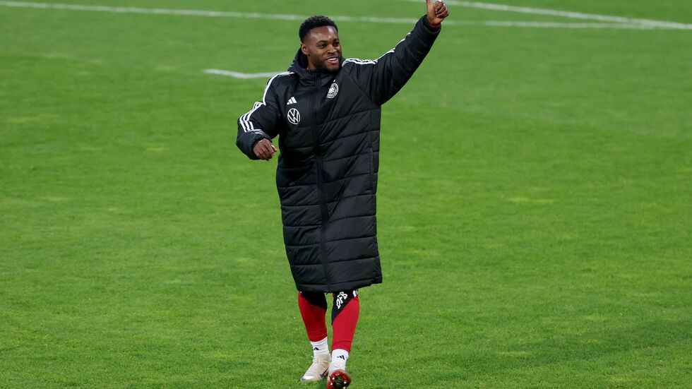 Ridle Baku grüßt beim Training Richtung Tribüne. Ridle Baku grüßt beim Training Richtung Tribüne.
