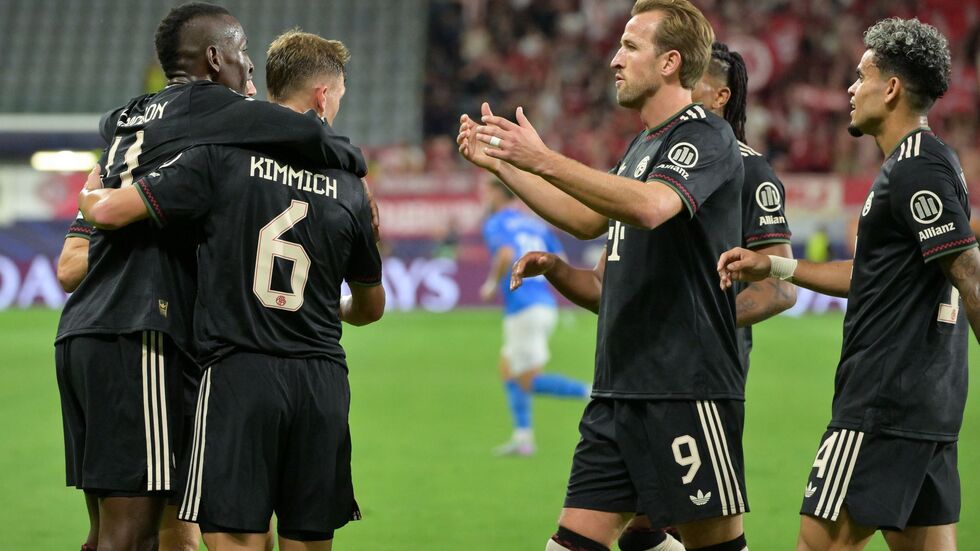 Auch Harry Kane (M) gratuliert Nicolas Jackson (l) zu seinem Premierentreffer. 