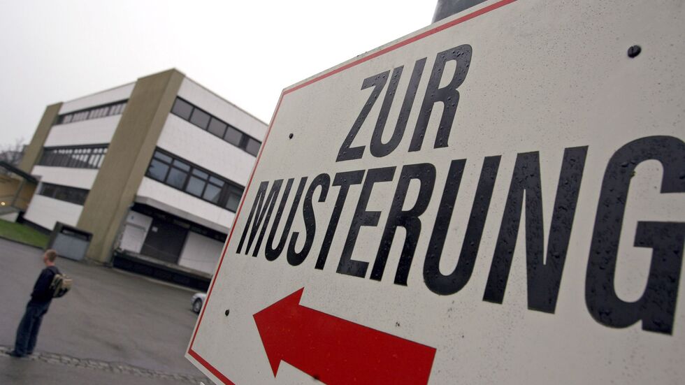 Sollen alle junge Männer wieder gemustert werden oder nur ein durch Losverfahren ausgewählter Anteil? Das ist eine der Streitfragen in der Diskussion über den künftigen Wehrdienst. Sollen alle junge Männer wieder gemustert werden oder nur ein durch Losverfahren ausgewählter Anteil? Das ist eine der Streitfragen in der Diskussion über den künftigen Wehrdienst.
