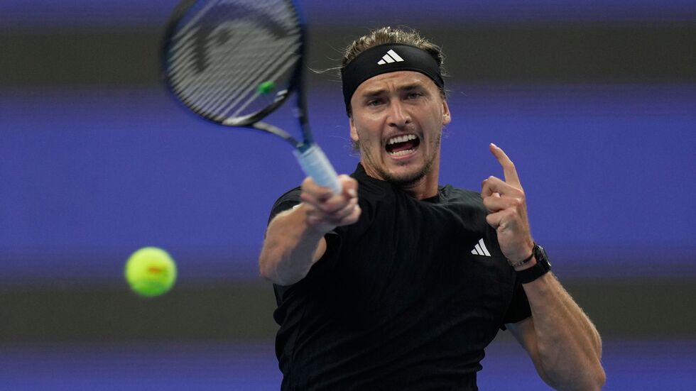 Alexander Zverev schafft es mit einiger Mühe in die nächste Runde von Shanghai.