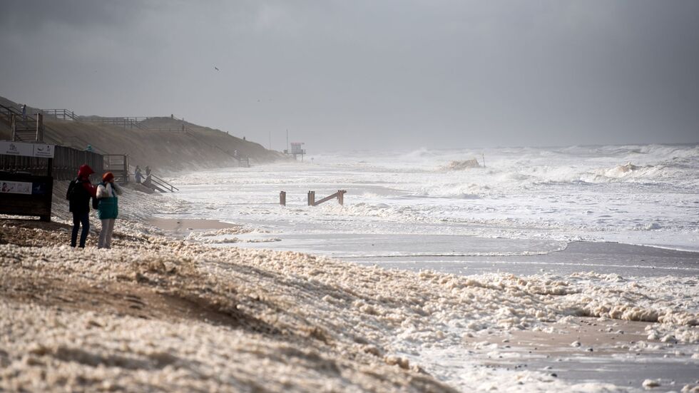 Sturmflut vor Sylt. Das Wetter lockte auch Spaziergänger an die Nordsee. Sturmflut vor Sylt. Das Wetter lockte auch Spaziergänger an die Nordsee.