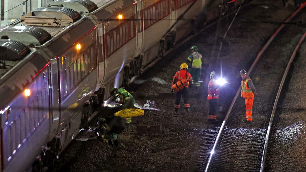 Mehrere Menschen sind bei einem Angriff in einem Zug in England verletzt worden. Mehrere Menschen sind bei einem Angriff in einem Zug in England verletzt worden.