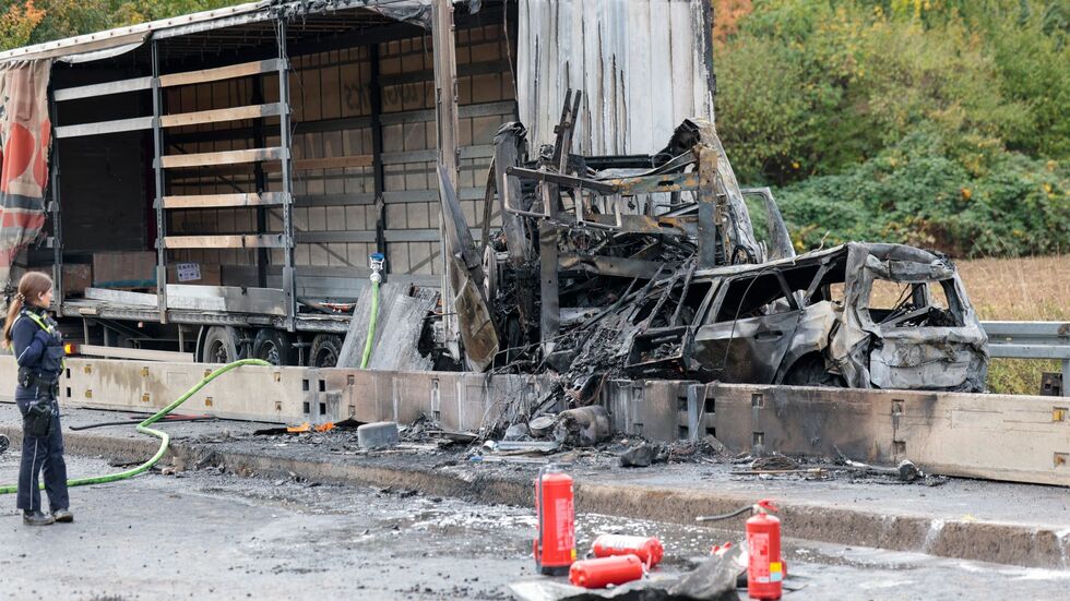Bei einem Unfall auf der A59 bei Köln ist ein Mensch gestorben.