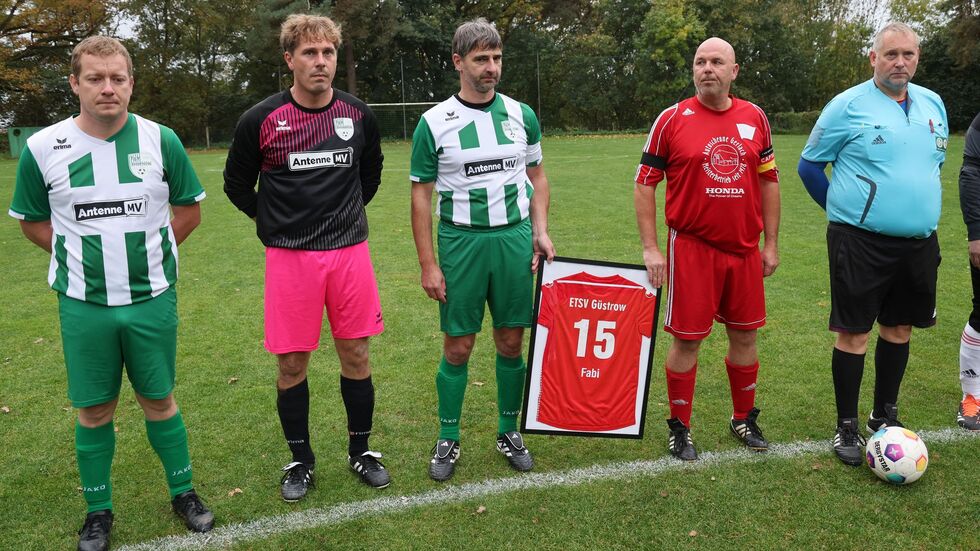 Die Mitglieder des ETSV Güstrow erinnerten mit einem Trikot an den getöteten Jungen.