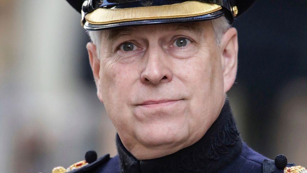 Andrew verliert auch seinen letzten militärischen Titel. Andrew verliert auch seinen letzten militärischen Titel.