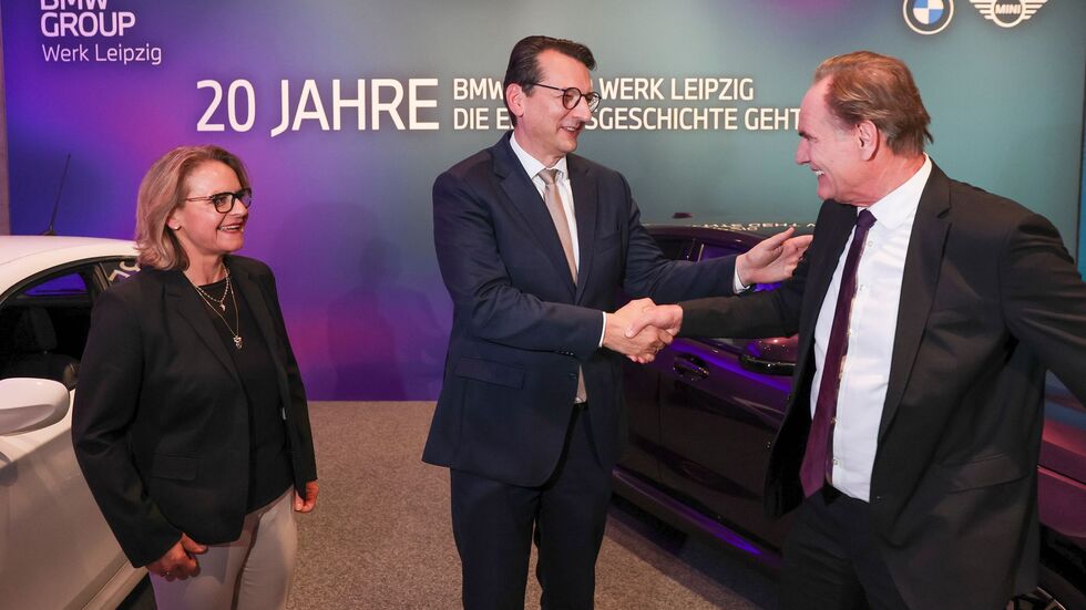 Werkleiterin Petra Peterhänsel und Produktionsvorstand Milan Nedeljkovic (M) mit OB Burkhard Jung. Das Leipziger BMW-Werk soll modernisiert und erweitert werden. Werkleiterin Petra Peterhänsel und Produktionsvorstand Milan Nedeljkovic (M) mit OB Burkhard Jung. Das Leipziger BMW-Werk soll modernisiert und erweitert werden.