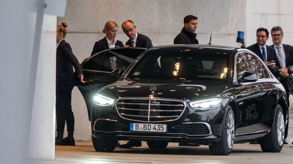 Bundeskanzler Friedrich Merz (CDU) geht zum Koalitionsausschuss. Bundeskanzler Friedrich Merz (CDU) geht zum Koalitionsausschuss.