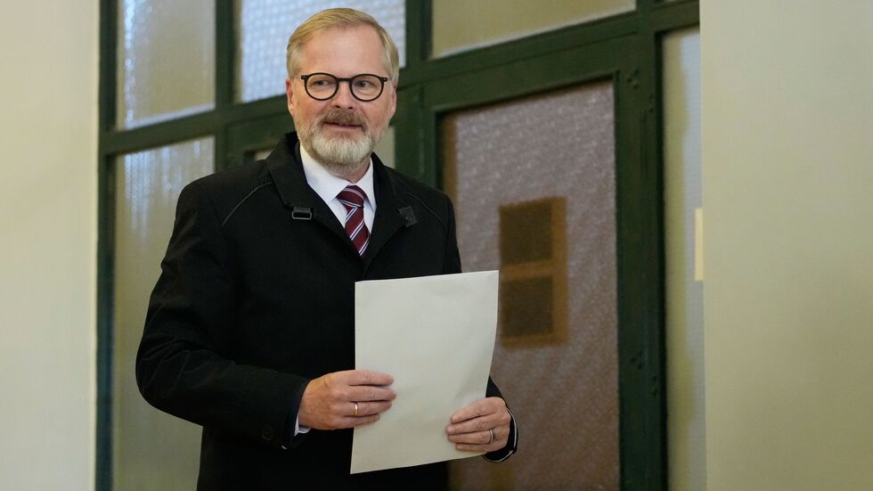 Der tschechische Regierungschef Petr Fiala gibt seine Stimme bei den Parlamentswahlen in einem Wahllokal ab. Nach der Niederlage seiner liberalkonservativen Koalition hat sein Kabinett nun seinen Rücktritt erklärt. (Archivbild) Der tschechische Regierungschef Petr Fiala gibt seine Stimme bei den Parlamentswahlen in einem Wahllokal ab. Nach der Niederlage seiner liberalkonservativen Koalition hat sein Kabinett nun seinen Rücktritt erklärt. (Archivbild)