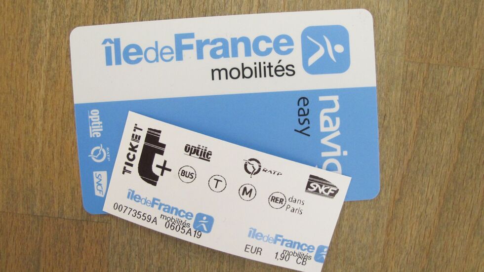 Statt Papier-Tickets gibt es in der Pariser Metro künftig elektronisch aufladbare Karten und Tickets auf dem Smartphone (Archivbild).