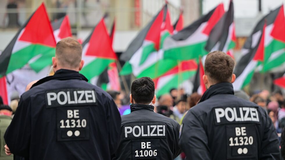 Propalästinensische Demonstranten kritisieren vielfach, dass in Deutschland ihre Meinungsfreiheit eingeschränkt sei, weil immer wieder Demonstrationen aufgelöst würden- (Archivbild)  Propalästinensische Demonstranten kritisieren vielfach, dass in Deutschland ihre Meinungsfreiheit eingeschränkt sei, weil immer wieder Demonstrationen aufgelöst würden- (Archivbild)