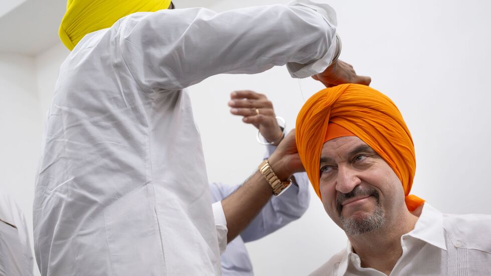 Beim Auslandsbesuch in Indien lässt sich Söder einen Turban anlegen - ein perfektes Fotomotiv für die sozialen Netzwerke. (Archivbild)