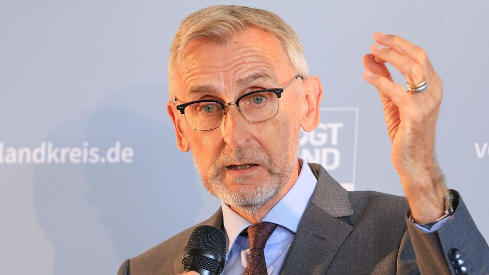 Sachsens Innenminister, Armin Schuster (CSU), sagt, die Umstellung auf Asylbewerberleistungen für neu angekommene ukrainische Flüchtlinge müsse jetzt schnell kommen. (Archivfoto)