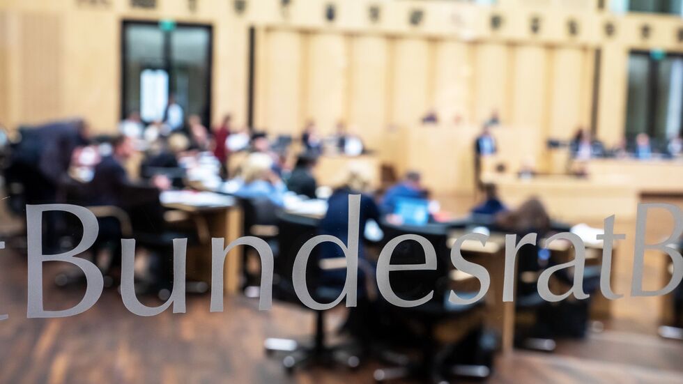 Die Länder fordern in mehreren Initiativen neue Regeln etwa zum Jugendschutz. Die Länder fordern in mehreren Initiativen neue Regeln etwa zum Jugendschutz.
