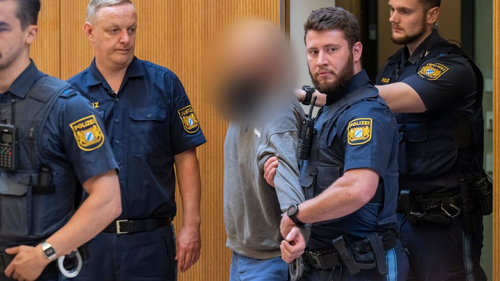 Am ersten Tag des Prozesses war der Hauptangeklagte in Hand- und Fußfesseln hereingeführt worden. (Archivfoto) Am ersten Tag des Prozesses war der Hauptangeklagte in Hand- und Fußfesseln hereingeführt worden. (Archivfoto)