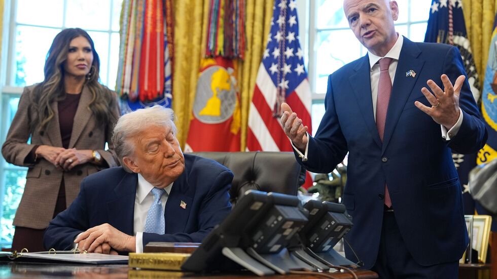 US-Präsident Donald Trump (M) droht mit Spielverlegungen, FIFA-Präsident Gianni Infantino gibt sich zurückhaltend. US-Präsident Donald Trump (M) droht mit Spielverlegungen, FIFA-Präsident Gianni Infantino gibt sich zurückhaltend.