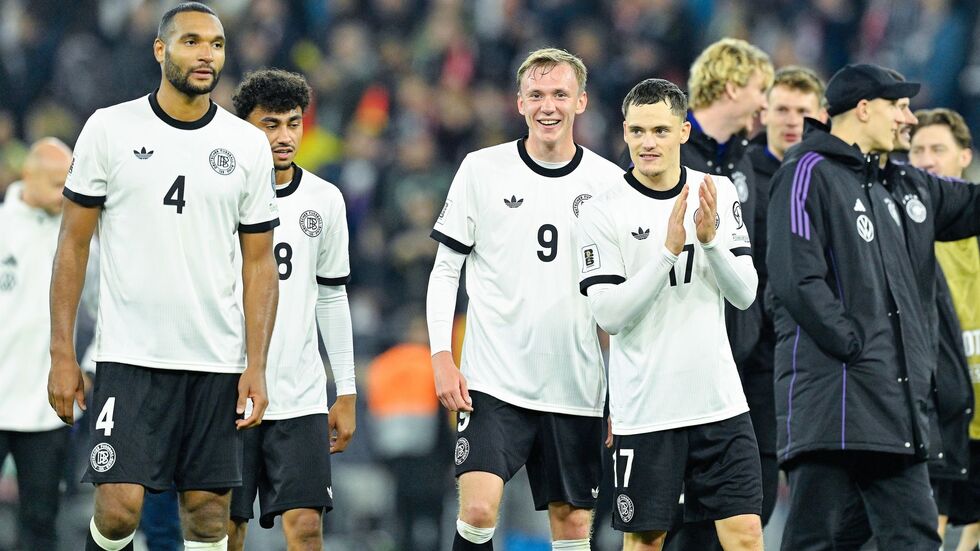 Wirtz (r.) freut sich mit den DFB-Kollegen über den Sieg gegen Luxemburg. 