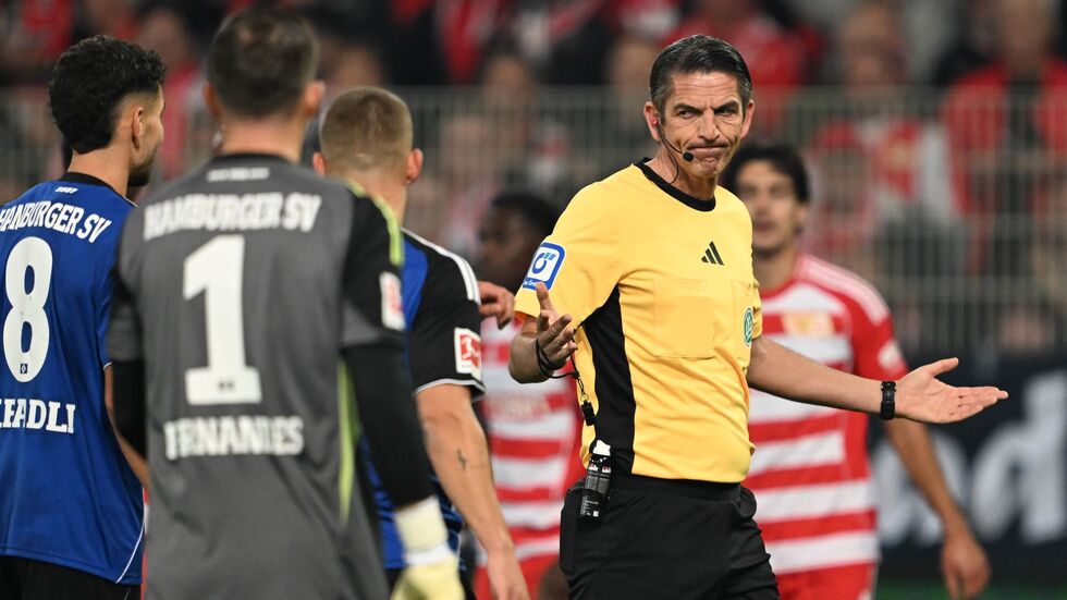 Referee Aytekin liegt mit seinem Elfmeterpfiff richtig. 