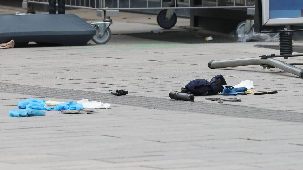 Die Polizei hat auf einer belebten Einkaufsstraße in Düsseldorf einen bewaffneten Mann niedergeschossen und schwer verletzt. Die Polizei hat auf einer belebten Einkaufsstraße in Düsseldorf einen bewaffneten Mann niedergeschossen und schwer verletzt.